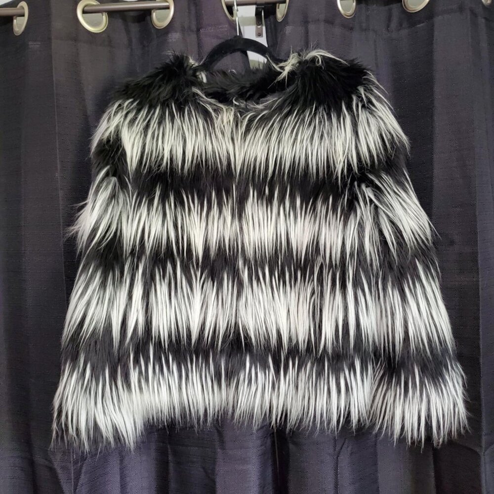 Vince Camuto faux fur long sleeve black and white shaggy coat jacket Sz. Small